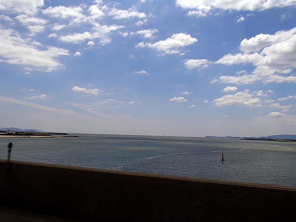 国道２５９号線より見える海は三河湾だ